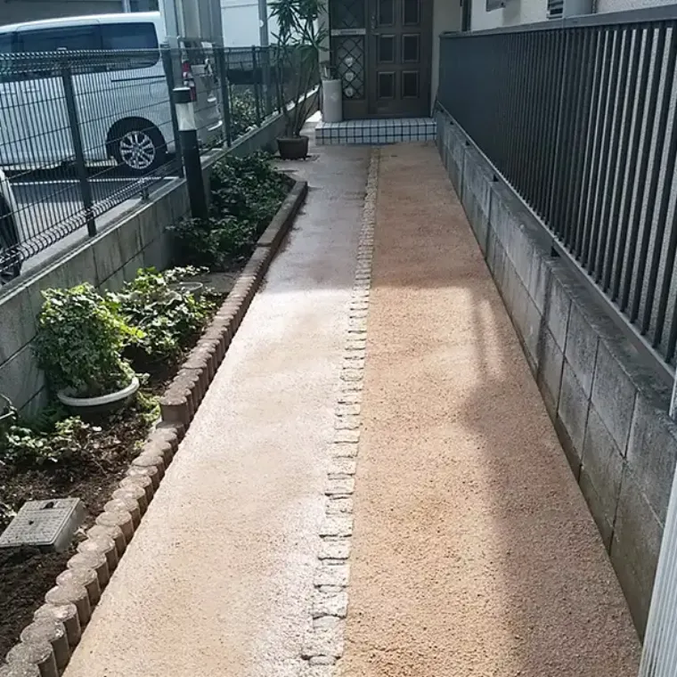 玄関までのアプローチを真砂土へ