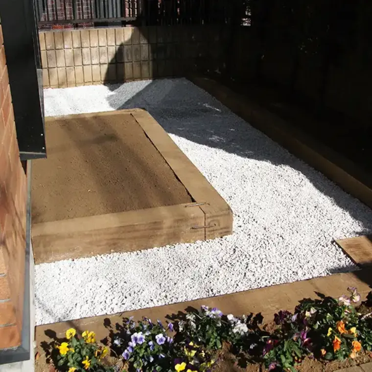 砂利＋花壇